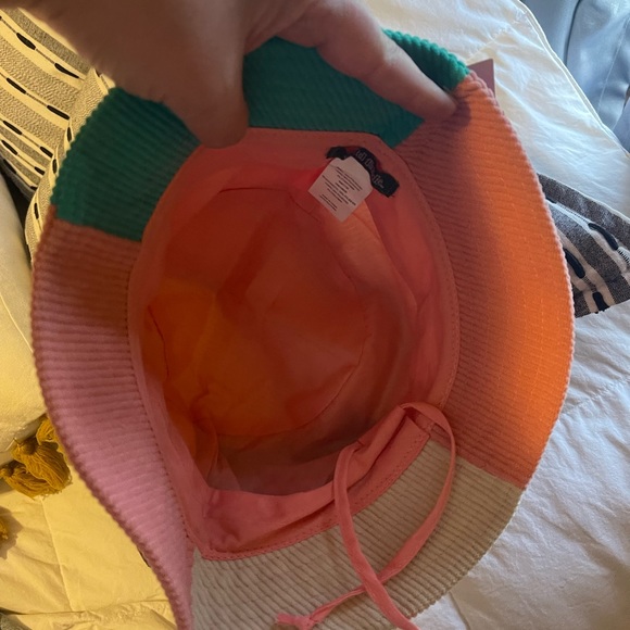 Bucket hat 🤍 - Picture 3 of 4